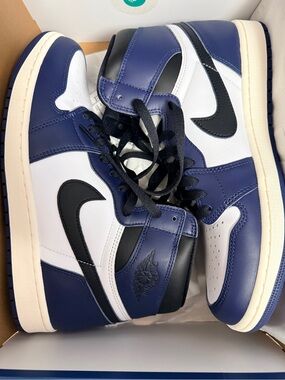 Air Jordan 1 Retro High OG
Midnight Navy.